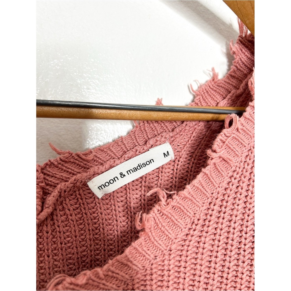 Moon & Madison Distressed Raw Edge Cropped V Neck Knit Sweater Salmon Pink M - Picture 3 of 5